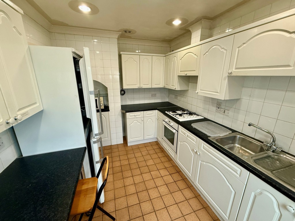 Lot: 100 - SUBSTANTIAL CORNER PROPERTY WITH POTENTIAL - Ground floor - kitchen